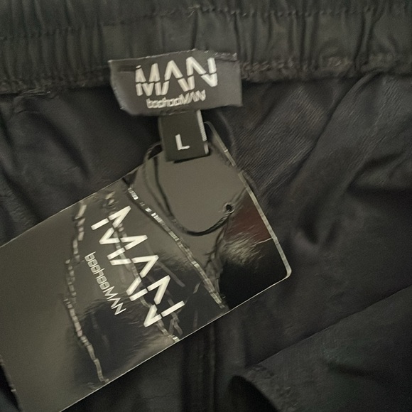 MAN-Black Cargo Pants - Picture 3 of 5